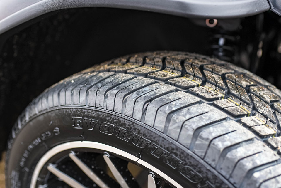 2026 D-Max GT4 Black Cocoa Seats (4)