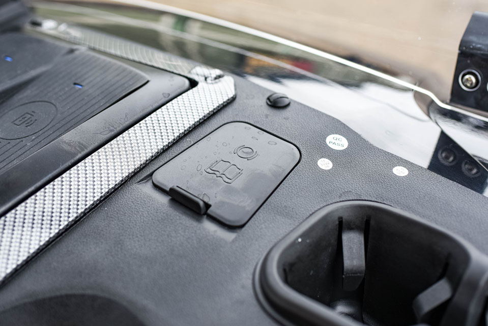 2026 D-Max GT4 Black Cocoa Seats (17)